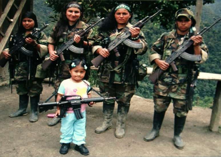 Rebeldes das Farc posam com menina não identificada no sul da Colômbia
25/10/2008
REUTERS/Polícia Nacional