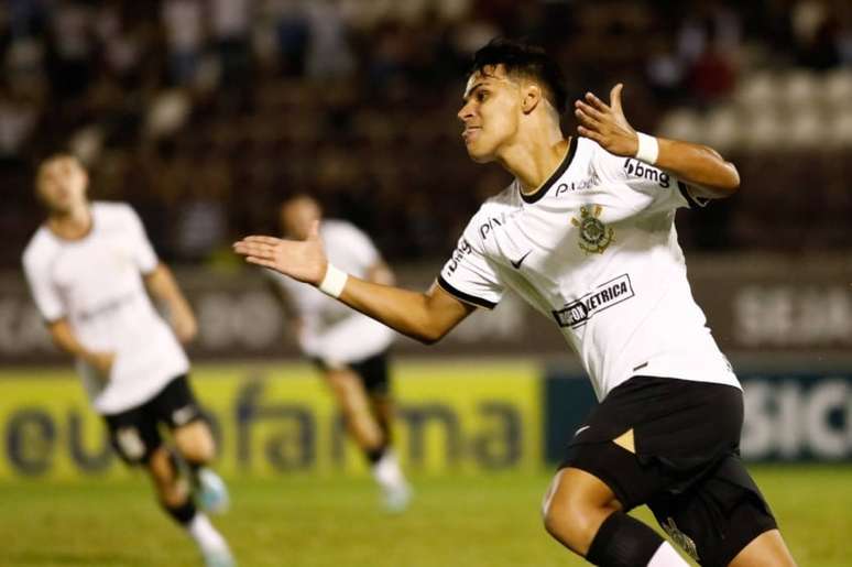 Destaque do sub-17, atacante assina primeiro contrato profissional com o  Corinthians, corinthians