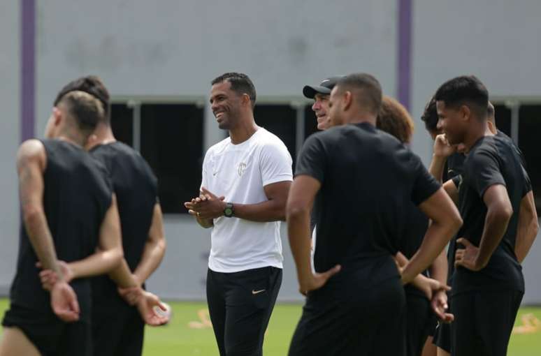 .Com retorno de Róger Guedes, Corinthians faz treino tático de olho no Santos 