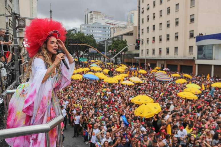 Mulher bonita vestida para a noite de carnaval. Mulher afro com