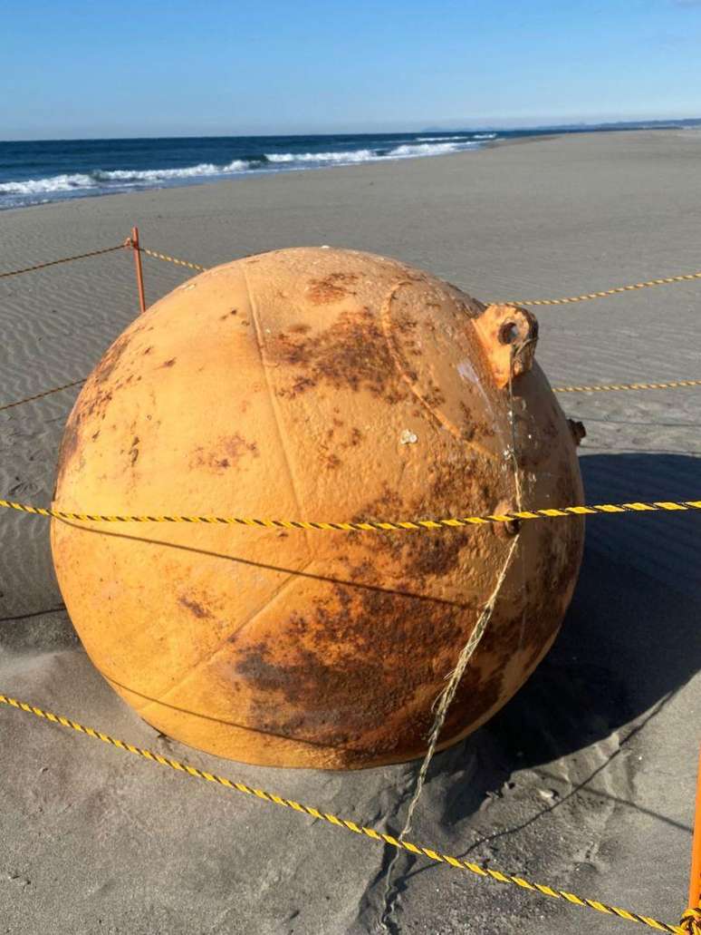 As autoridades chegaram a isolar a área, mas acabaram concluindo que a esfera não representava perigo