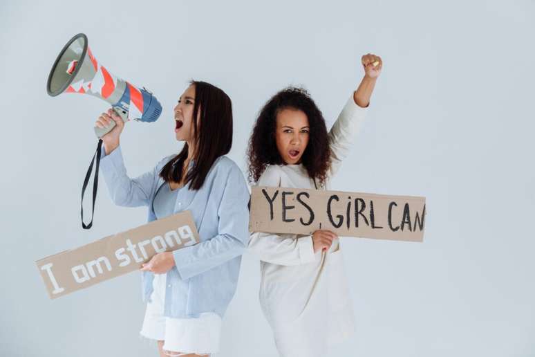 Hoje, o público feminino não apenas participa desse processo democrático, como também toma o espaço que também lhe pertence para ditar novos rumos para a política no Brasil