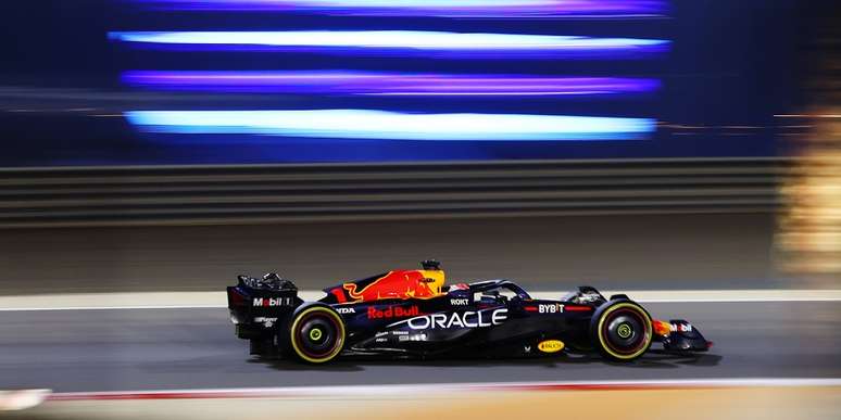 Max Verstappen e o Red Bull RB19 nos testes de pré-temporada do Bahrein. Até aqui, o carro a ser batido