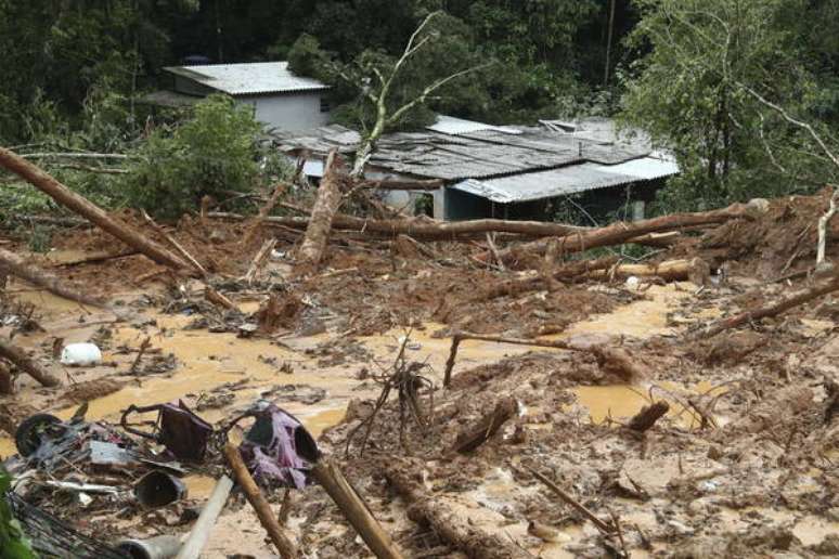 Chuvas e deslizamentos provocaram destruição no litoral paulista