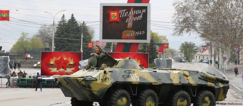 Soldados em tanque na "capital" da Transnístria, Tiraspol, em abril de 2019