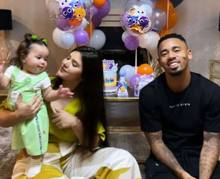 Gabriel Jesus e Raiane Lima celebram nove meses da filha, Helena (Foto: Reprodução/Instagram)