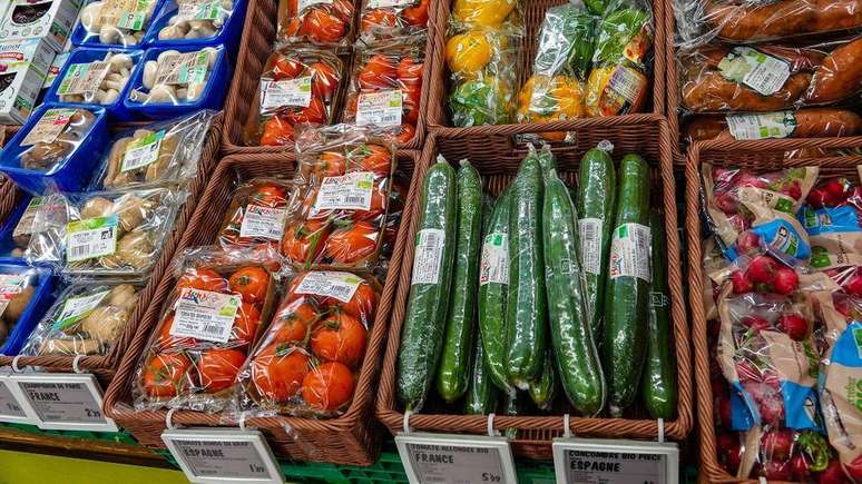 As embalagens de pl&aacute;stico causam problemas de polui&ccedil;&atilde;o, j&aacute; que grande parte n&atilde;o pode ser reciclada &mdash; mas tamb&eacute;m mant&ecirc;m os alimentos frescos, reduzindo o desperd&iacute;cio