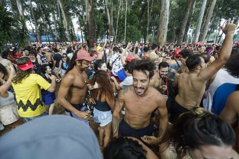 Bloco Navio Pirata leva milhares de foliões à região do Parque do Ibirapuera (SP)