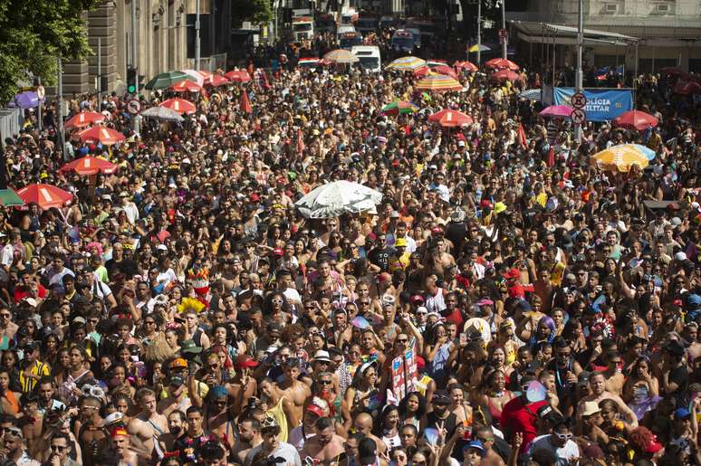 Bloco da Anitta arrasta uma multidão de fãs e foliões no Rio