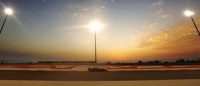 Haas testando ao cair do sol no Bahrein...