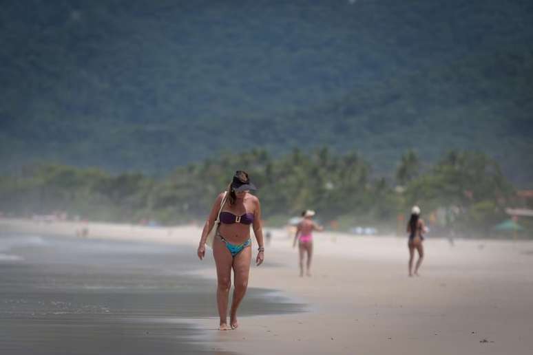 Apesar do pedido da prefeitura de São Sebastião, banhistas aproveitaram o sol na praia de Maresias