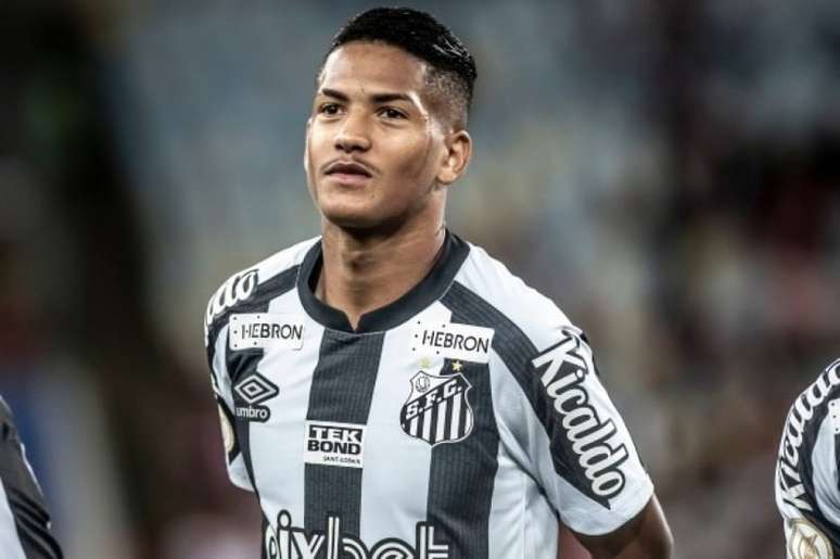 Ângelo apaga publicação de elogio a jogador do Flamengo e explica comentário