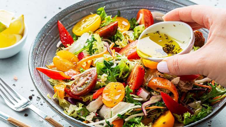 A adição da salada na dieta é uma das principais dicas para desinchar e desintoxicar -