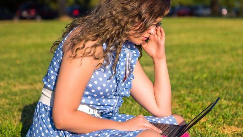 Em um estudo, quando o laptop estava no chão, e as pessoas estavam curvadas, 'elas se lembravam mais de palavras negativas do que positivas'