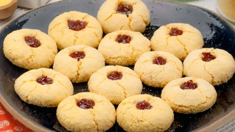 Cornmeal, peanut and guava cookie