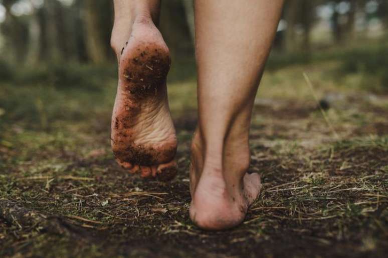 Andar com os pés descalços é uma das maneiras de aterrar a eletricidade acumulada pela fricção