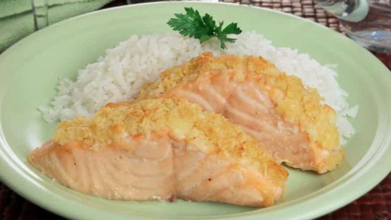 Salmão com crosta de pão e ervas