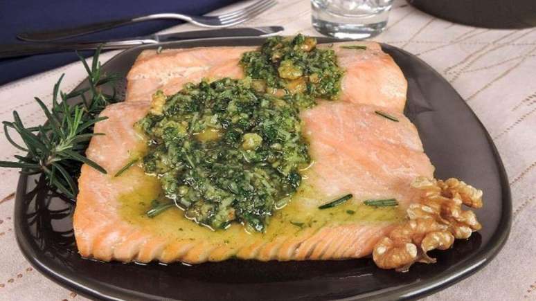 Salmão assado ao molho pesto