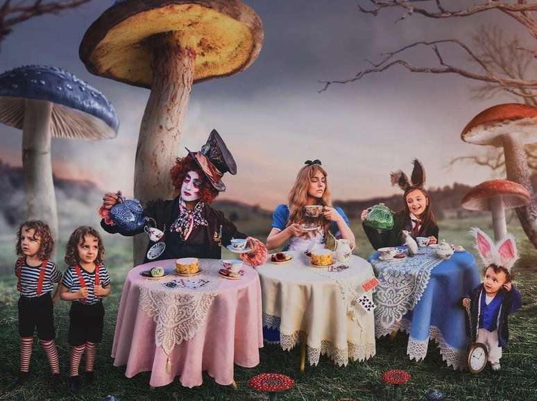 Inspired by famous films, the photographer performs magical trials with the family