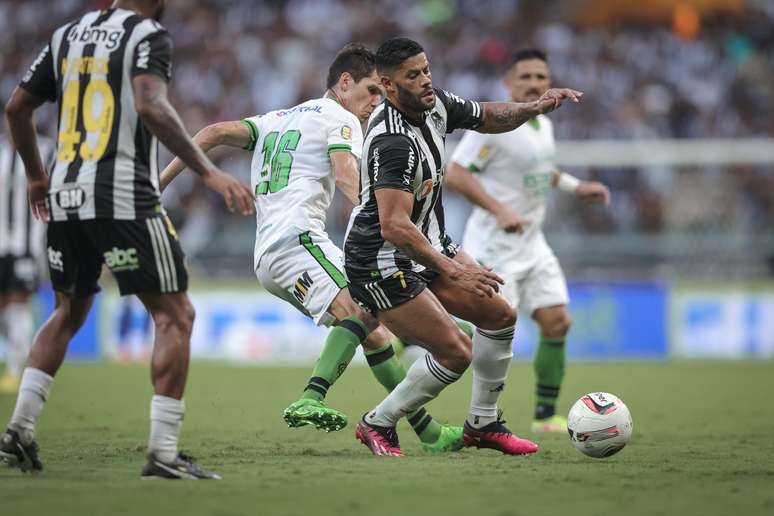 Paulinho marca e define empate entre Atlético-MG e América-MG