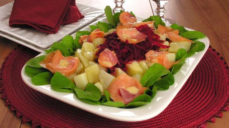 Salada de rúcula e salmão ao molho de maracujá