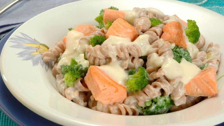 Fusilli com salmão