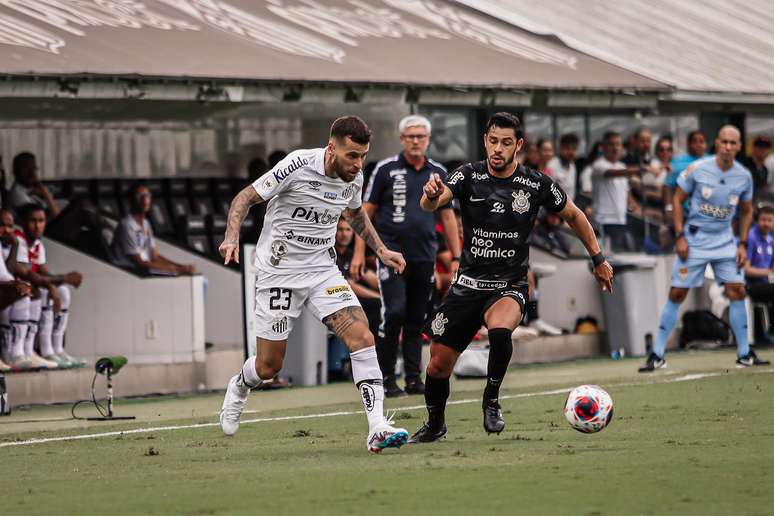 Santos arranca empate do Corinthians com pênalti nos acréscimos