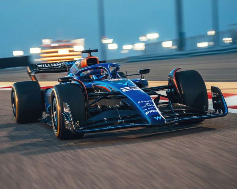 Alex Albon ao volante do FW45