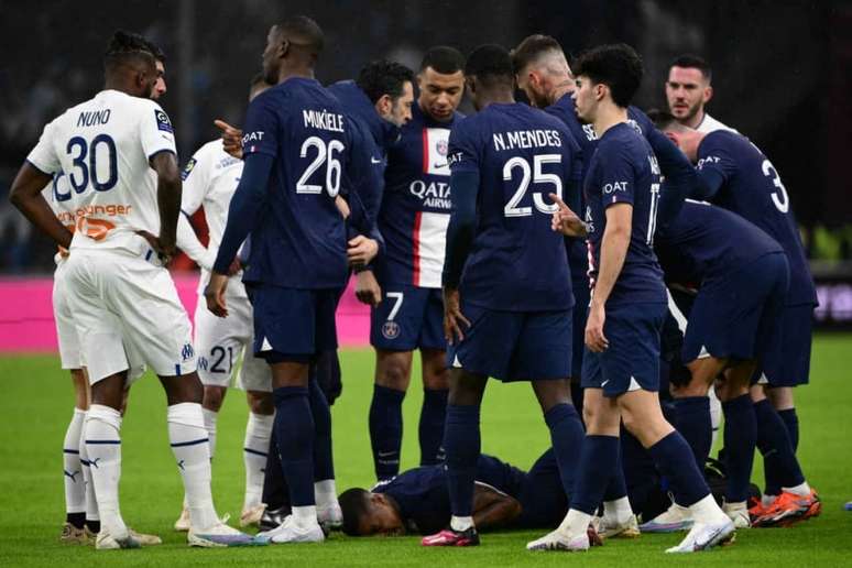 Zagueiro terá de passar por cirurgia (Foto: CHRISTOPHE SIMON / AFP)