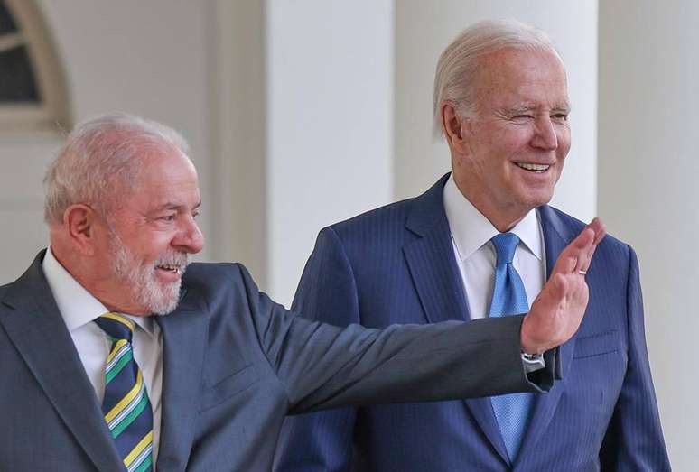 O presidente do Brasil, Luiz Inácio Lula da Silva em visita ao presidente dos Estados Unidos, Joe Biden.