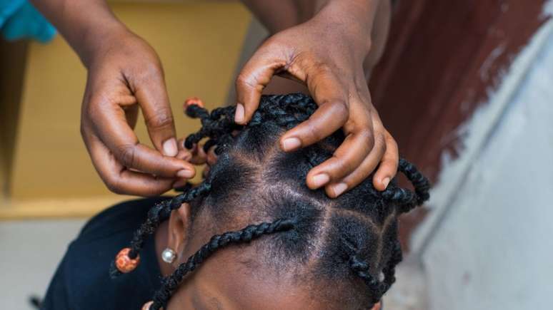 As pomadas de cabelo costumam ser utilizadas em penteados como a trança, que precisam ser bem firmes na raiz do cabelo -