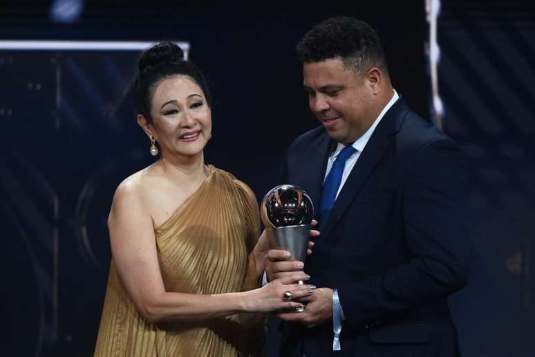 Ronaldo Fenômeno e Márcia Aoki, viúva de Pelé, durante o The Best (Foto: FRANCK FIFE / AFP)