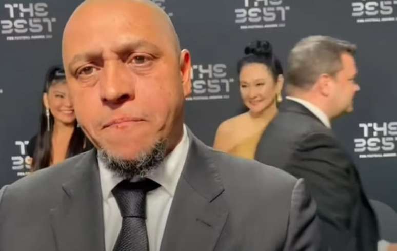 Roberto Carlos na cerimônia do prêmio 'Fifa The Best' (Foto: Reprodução/Cazé TV)