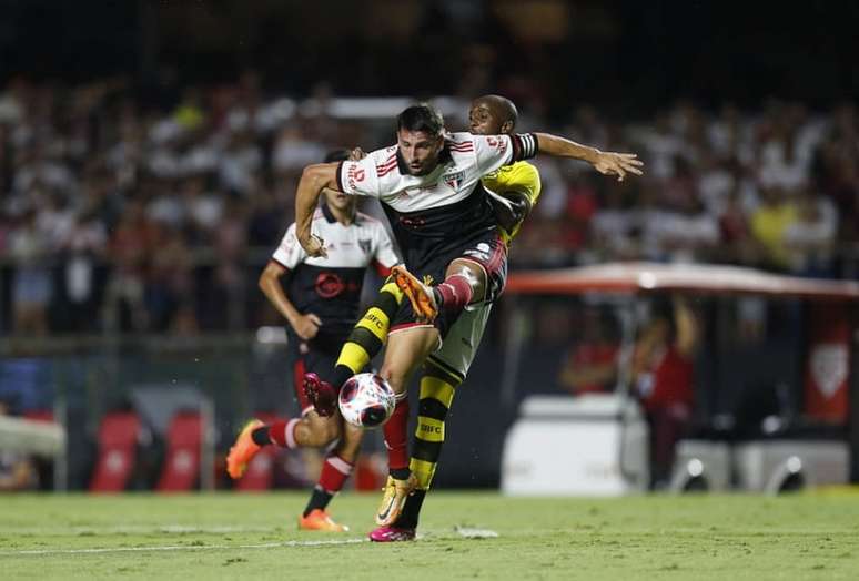 Calleri atuou apenas 42 minutos em derrota para o São Bernardo (Foto: Rubens Chiri/São Paulo FC)