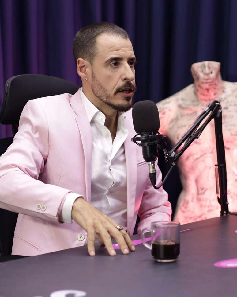 The masculinity coach, Thiago Schutz, threatens the actress with death after a prank
