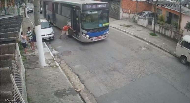 Vídeo: Idoso é atropelado por motorista de ônibus após discussão sobre máscara 