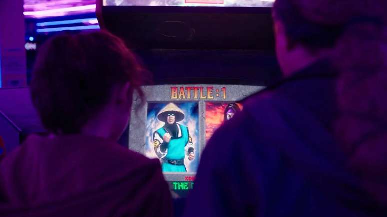 Ellie e Riley se enfrentam em partida de Mortal Kombat II na série da HBO 