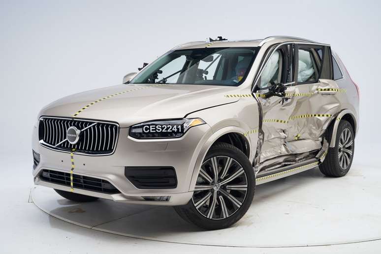 Unidade do Volvo XC90 após o teste de impacto lateral do IIHS.