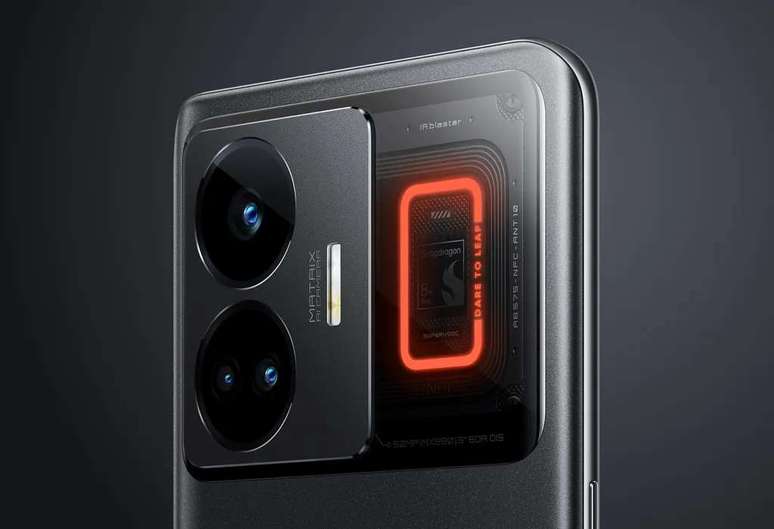 The Realme GT 3 has a light strip on the back to alert you to notifications, phone calls and more (Image: Disclosure/Realme) The Realme GT 3 has a light strip on the back to alert you to notifications, phone calls and more (Image: Disclosure/Realme)