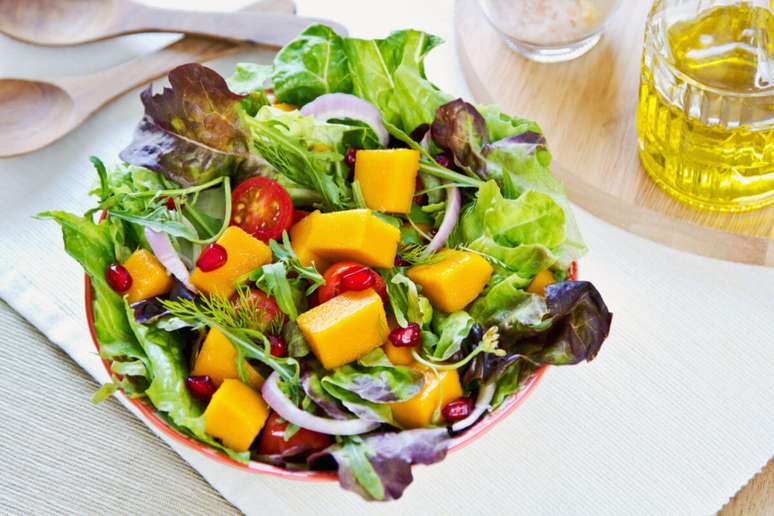 Salada verde com manga