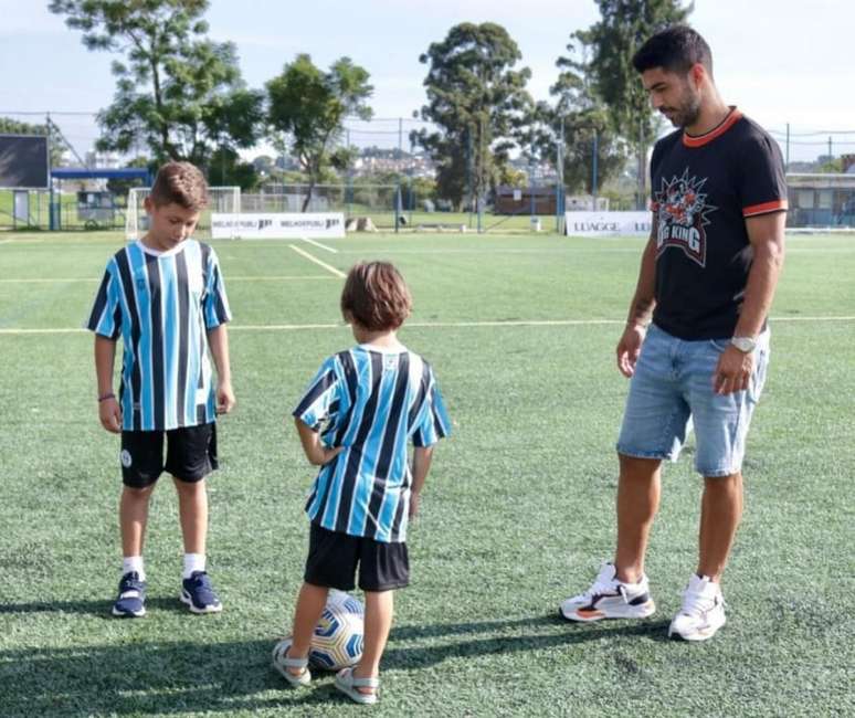 Luis Suárez matriculou os filhos na escolinha de futebol do Grêmio (Foto: Carolina Ferrari/Grêmio)