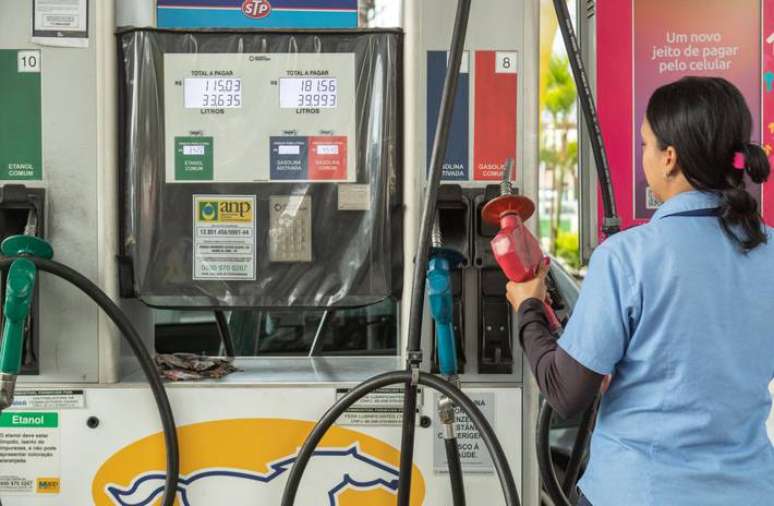 No fechamento de fevereiro, nenhuma região registrou baixa no preço da gasolina