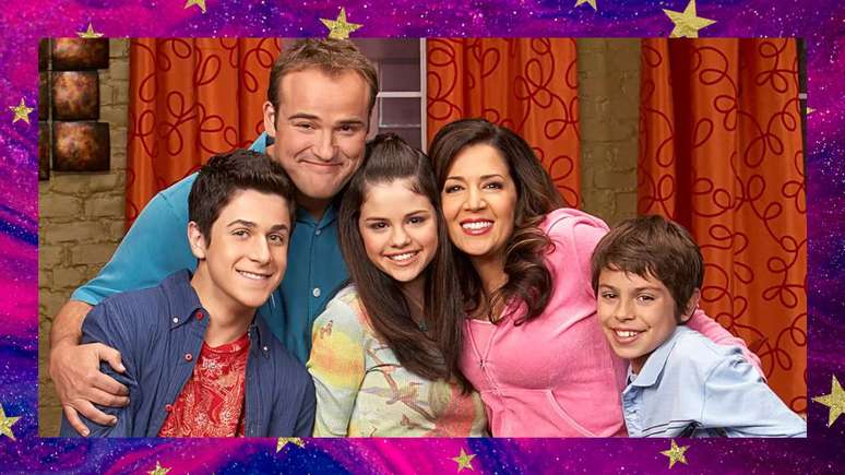 Selena Gomez revela por que não fala com o elenco de “Feiticeiros de Waverly Place”