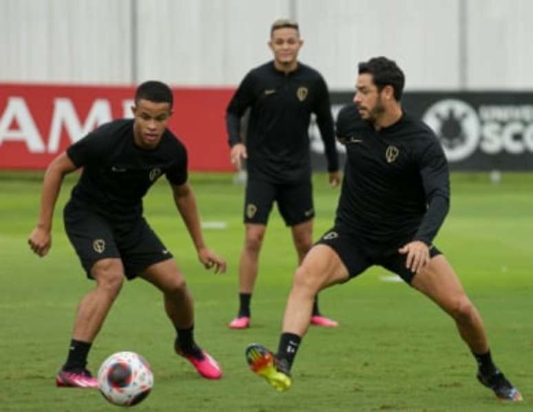 Adson received advice from Giuliano (Photo: Rodrigo Coca/Agência Corinthians)
