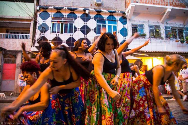 Moradoras da Maré saem às ruas para a comemoração do aniversário de dois anos da Casa das Mulheres