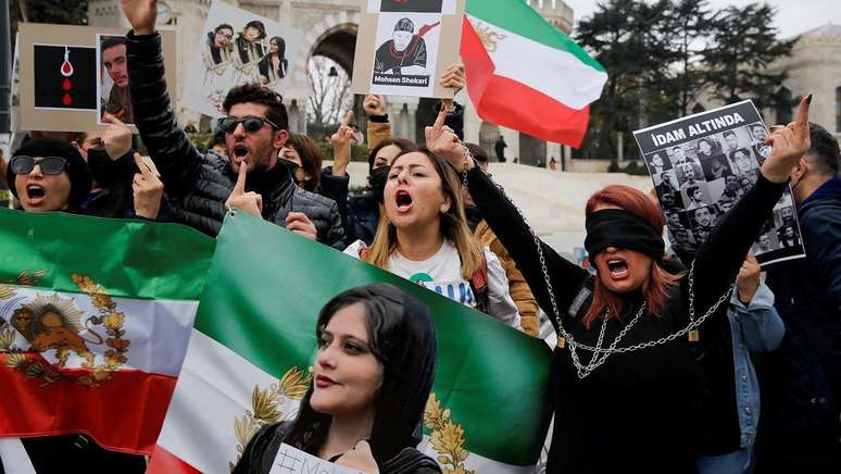 Protesto em Istambul, Turquia, contra o regime iraniano após a morte de Mahsa Amini