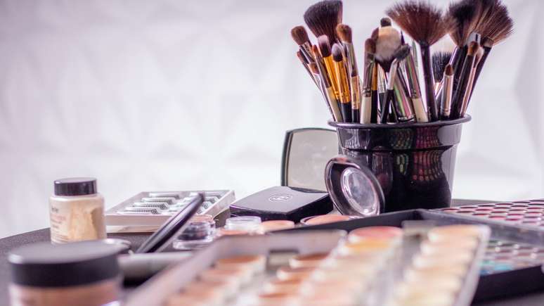 Os melhores produtos de maquiagem e beleza maquiadores segurando