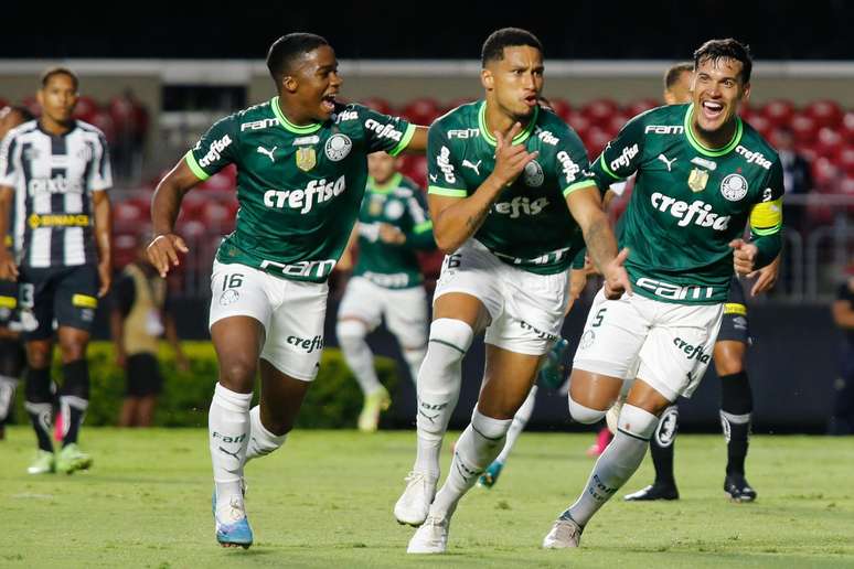 Jogadores do Palmeiras celebram gol em jogo do Paulistão
