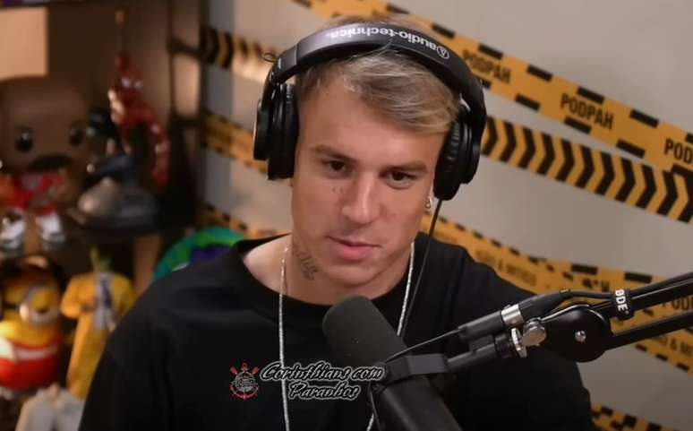 O jogador Roger Guedes, do Corinthians, fez um comentário racista durante participação no podcast "Podpah"