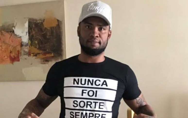 Carlos Alberto volta a provocar Arrascaeta e Flamengo: Tem que me respeitar
